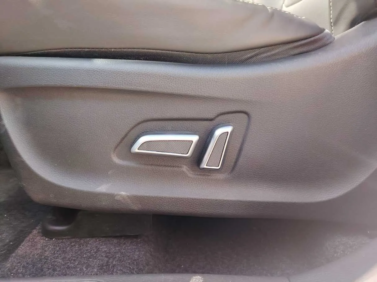 Car image 27