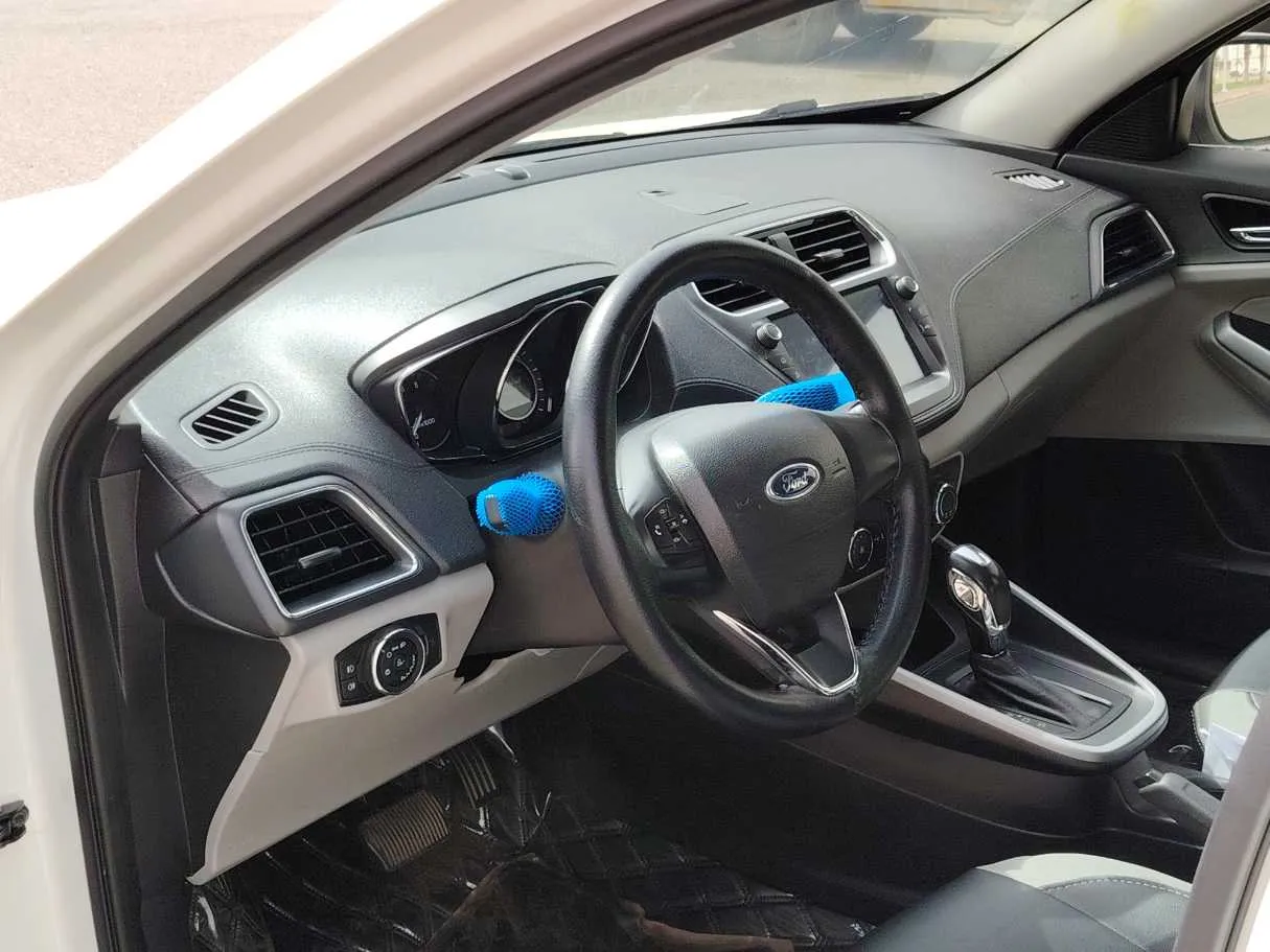 Car image 13