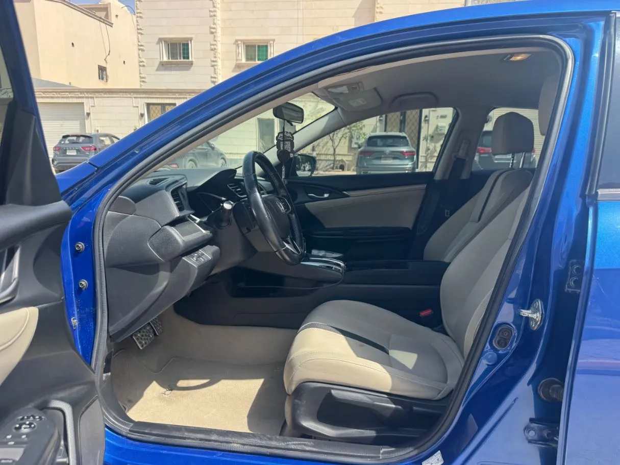 Car image 11