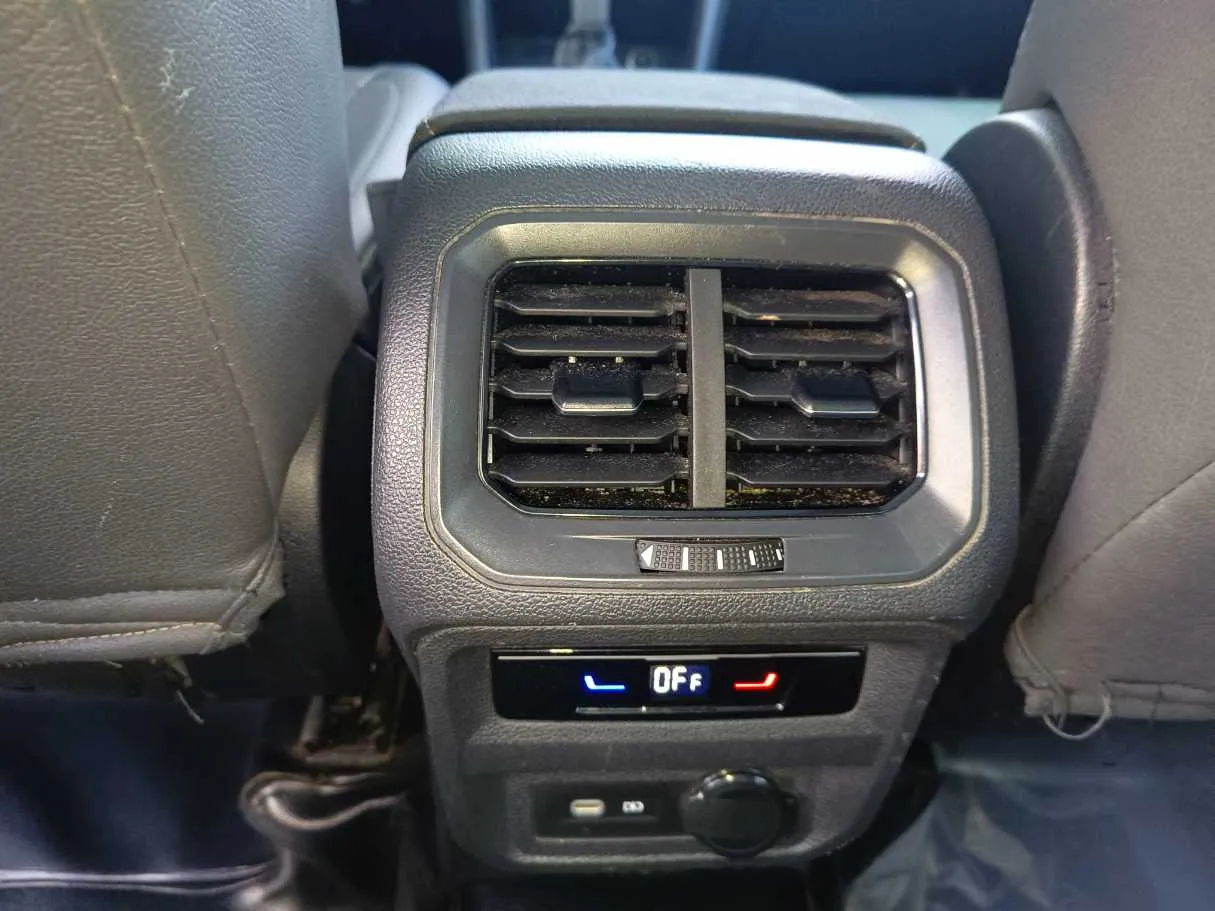 Car image 27