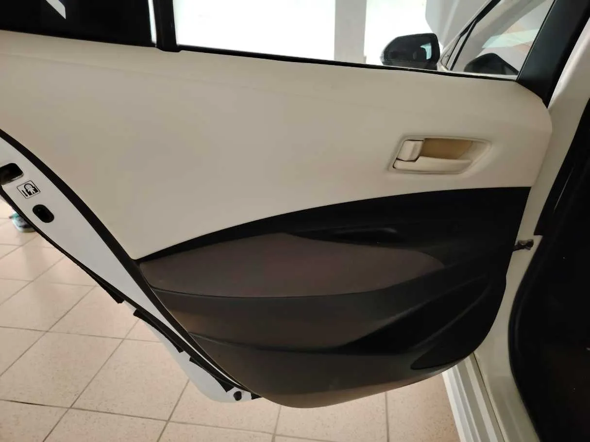 Car image 17