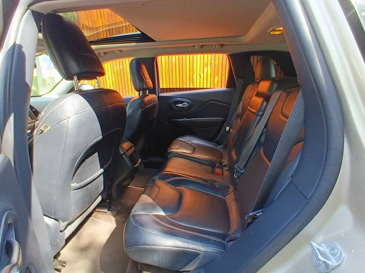 Car image 13