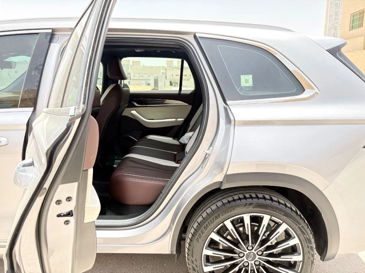 Car image 15