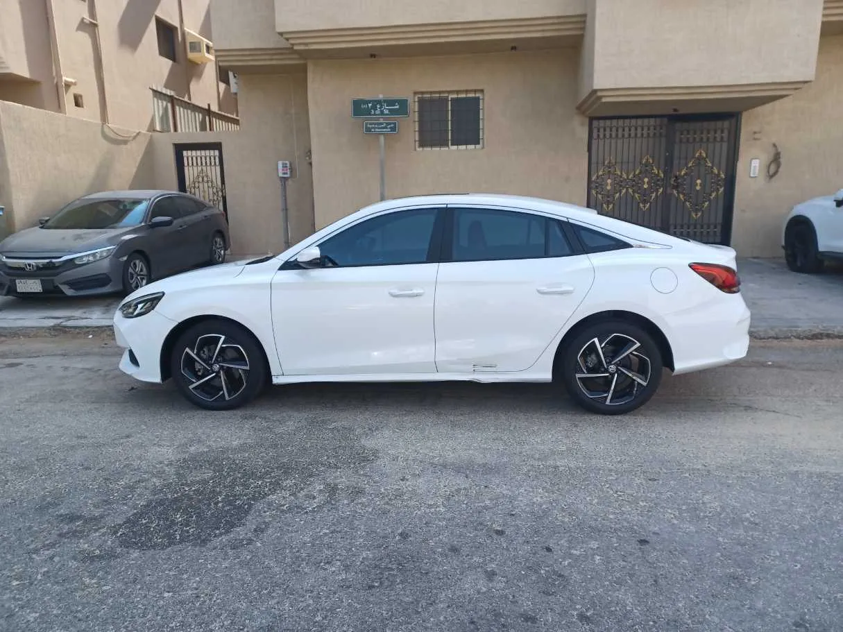 Car image 8