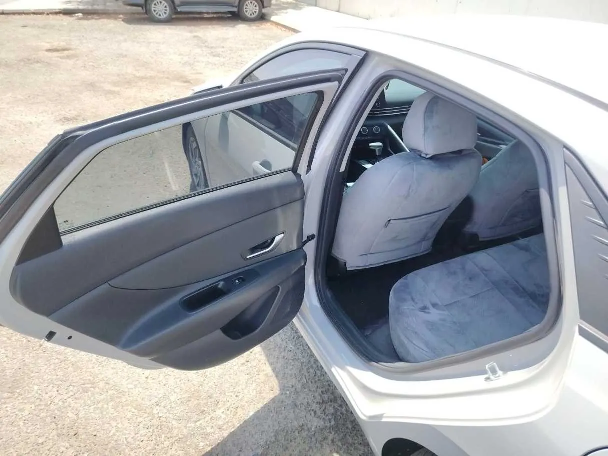 Car image 16