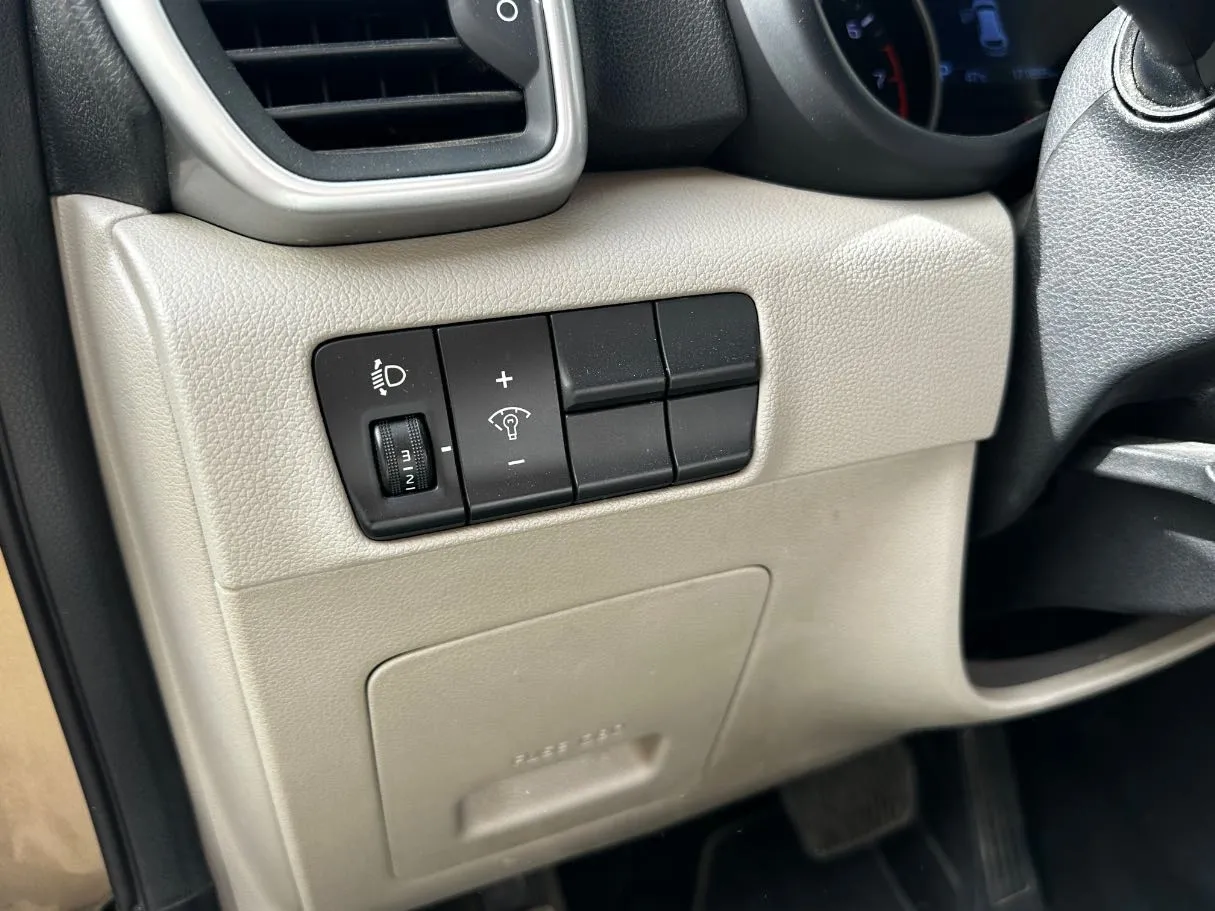 Car image 25