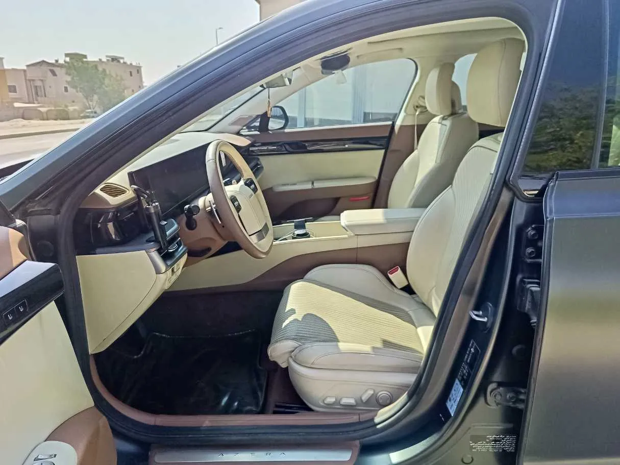 Car image 14