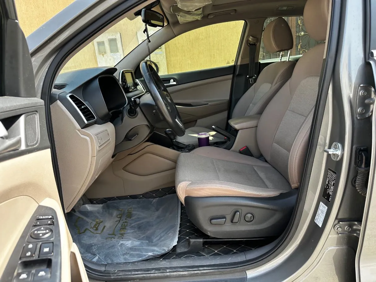 Car image 12