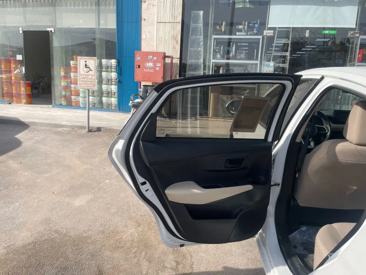 Car image 14