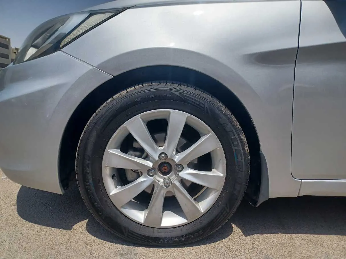Car image 9
