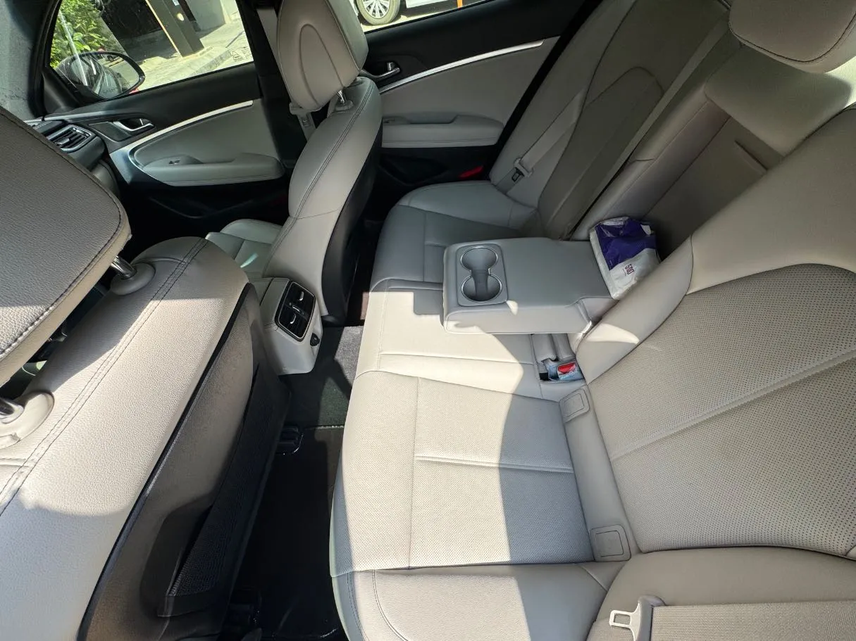 Car image 12
