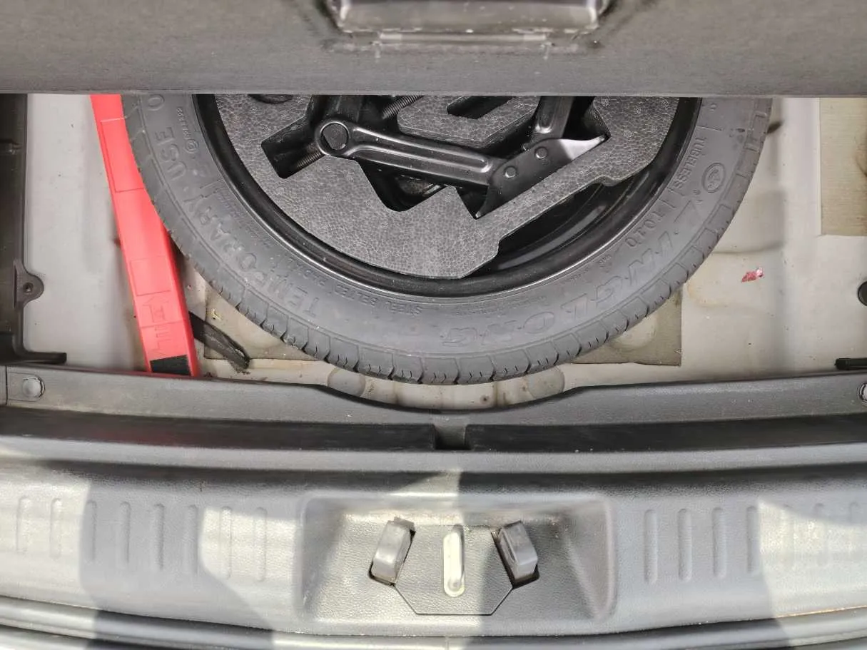 Car image 32
