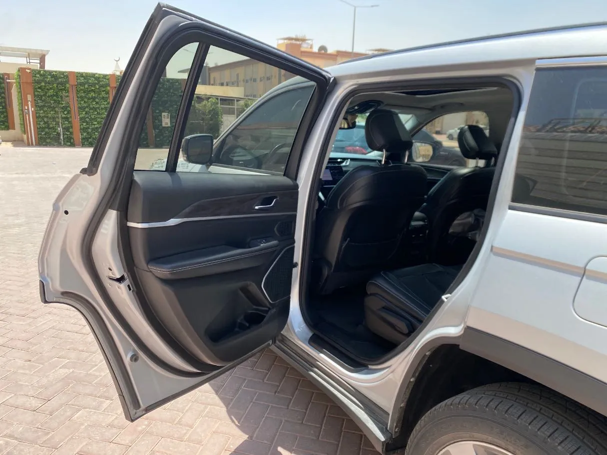 Car image 12