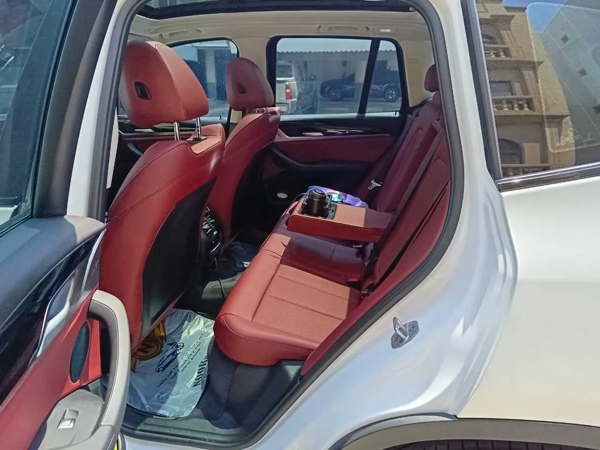 Car image 17