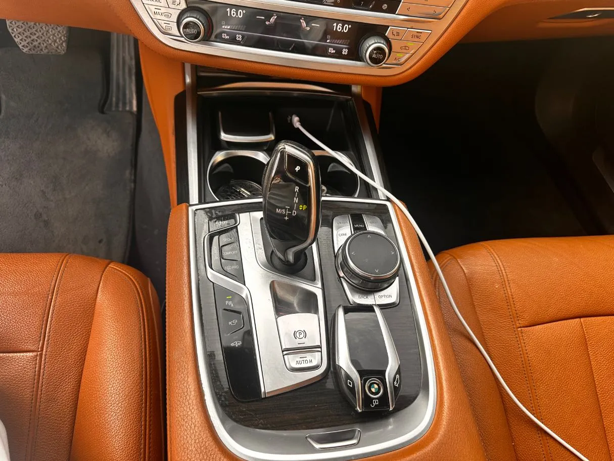 Car image 19