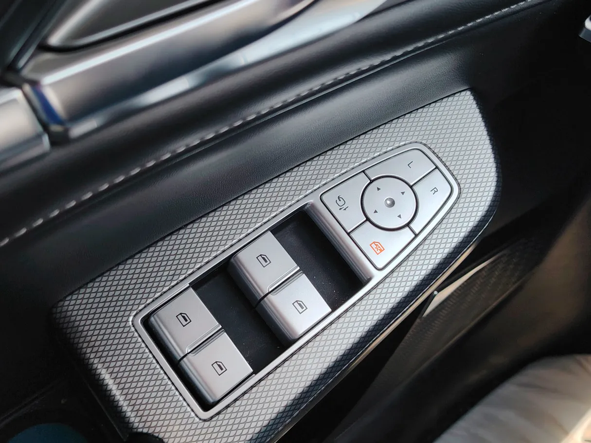 Car image 28