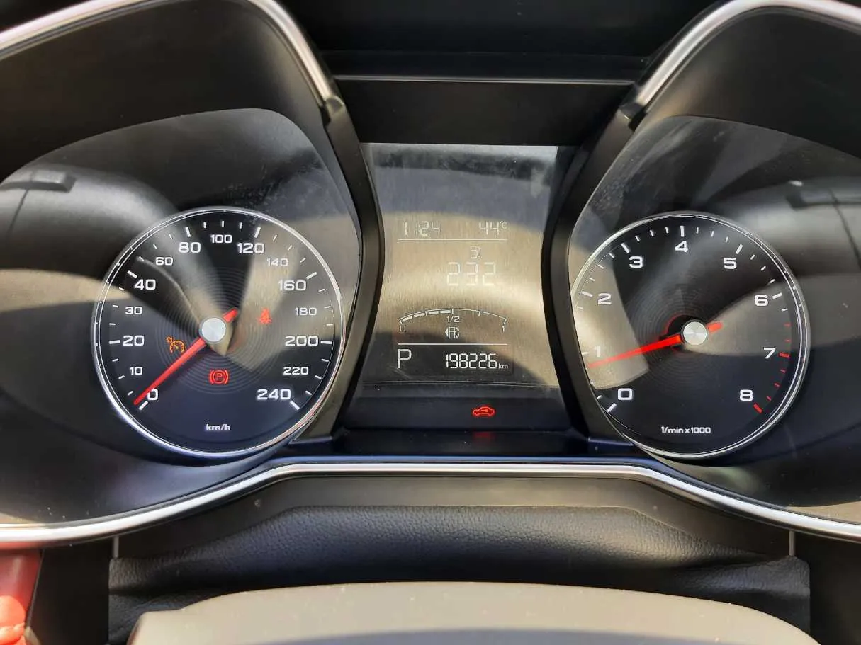 Car image 18