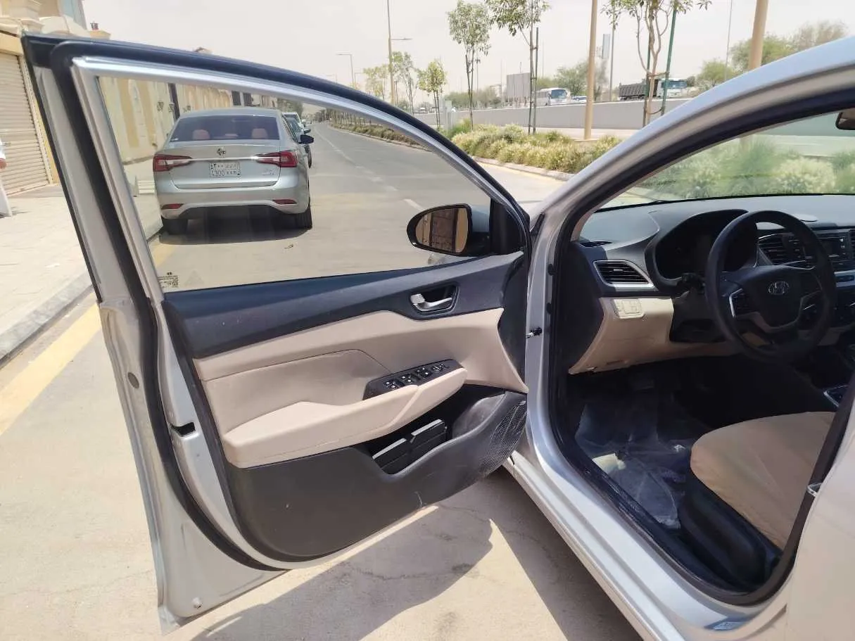 Car image 11