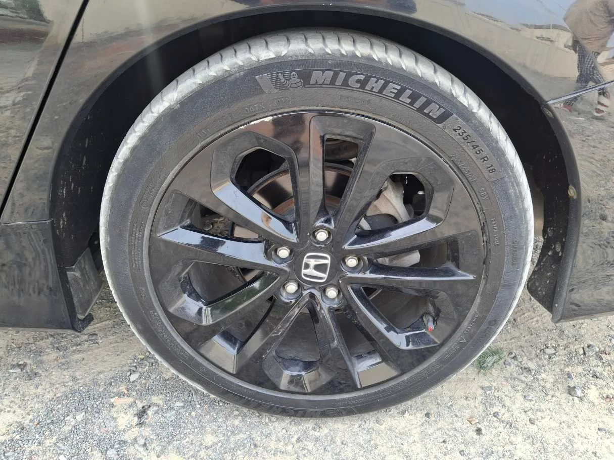 Car image 9