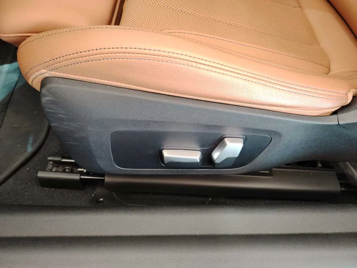 Car image 28