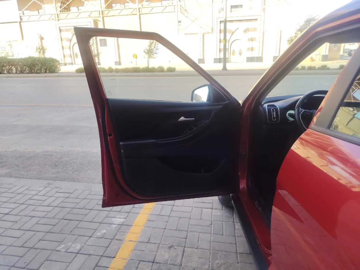 Car image 12
