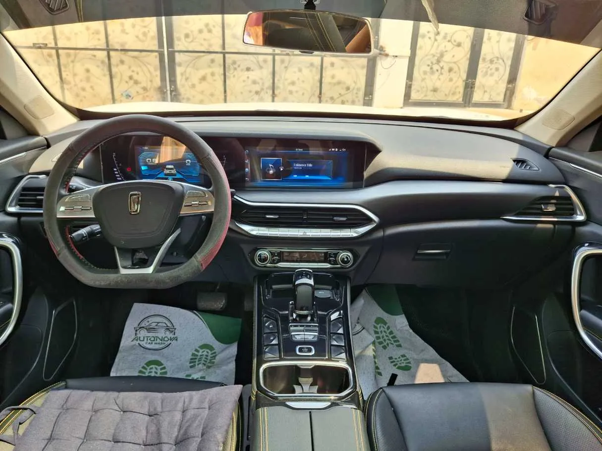Car image 14