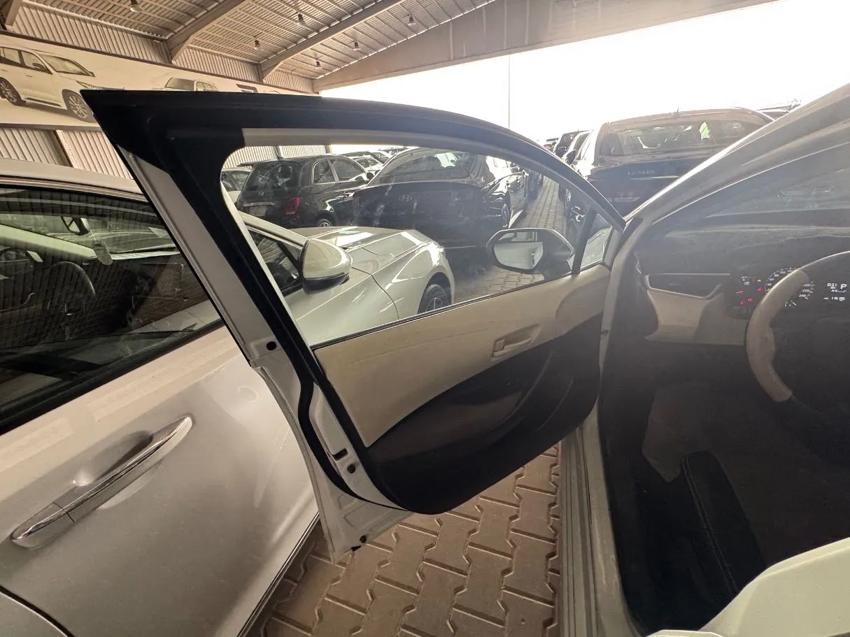 Car image 7