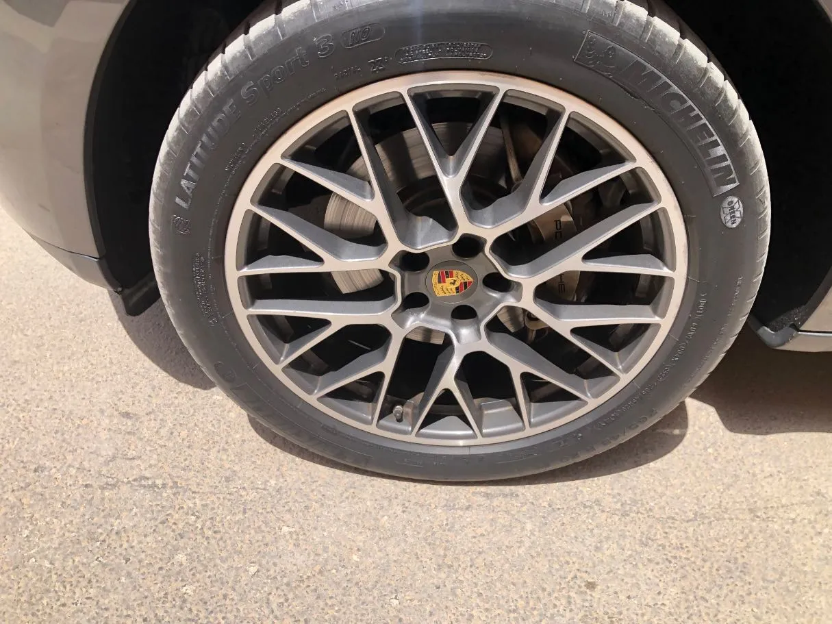 Car image 10