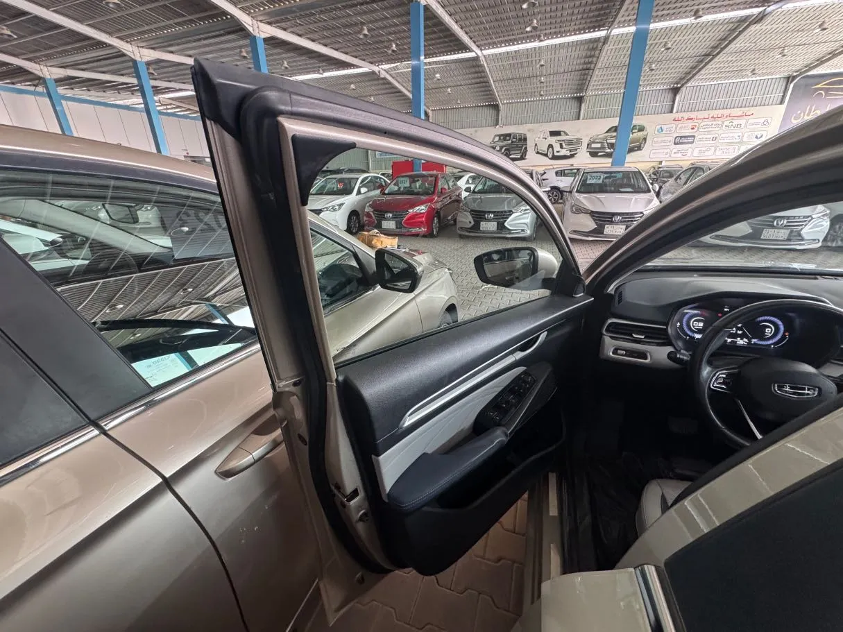 Car image 8