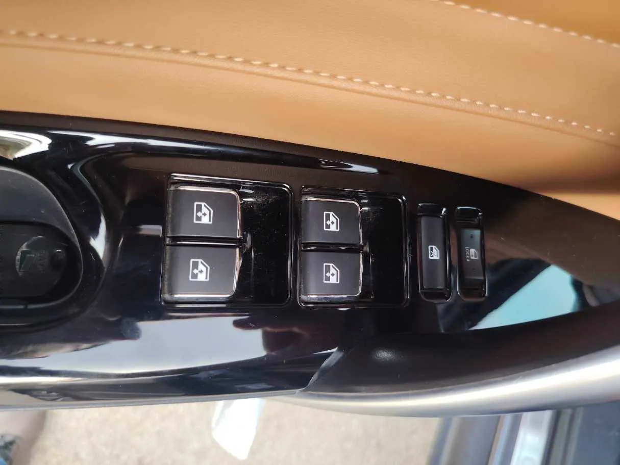 Car image 26