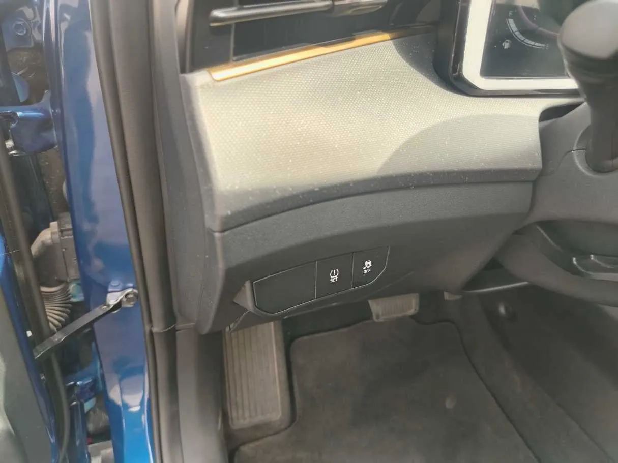 Car image 32