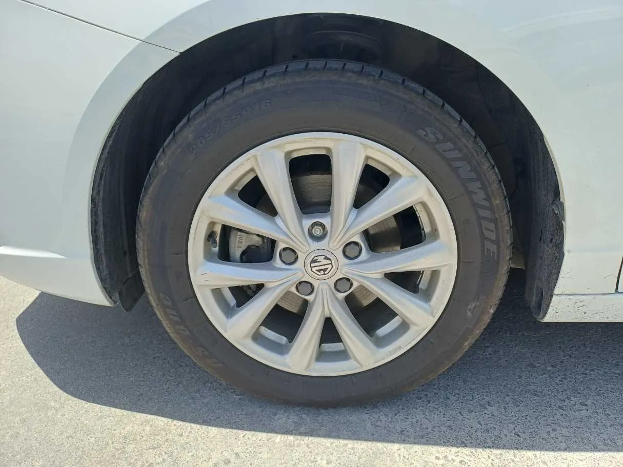 Car image 9