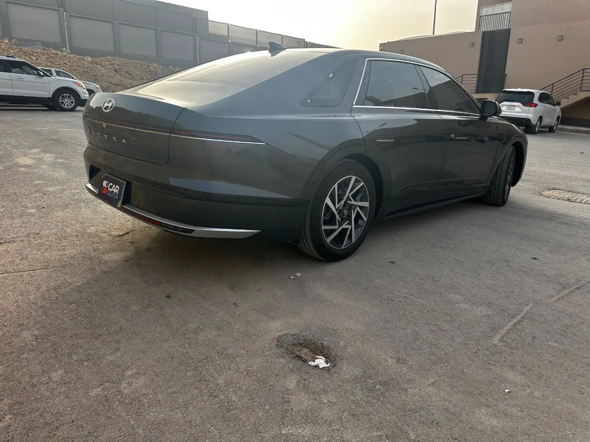 Car image 5