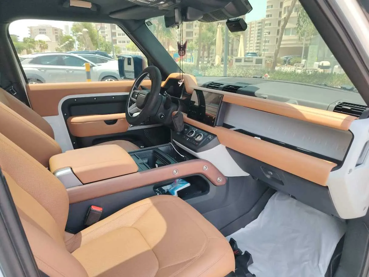 Car image 18