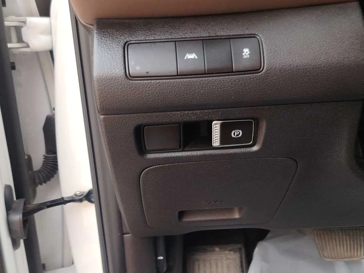 Car image 27