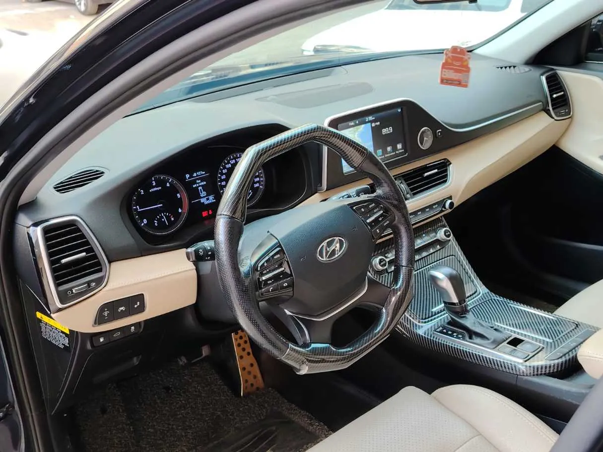 Car image 12