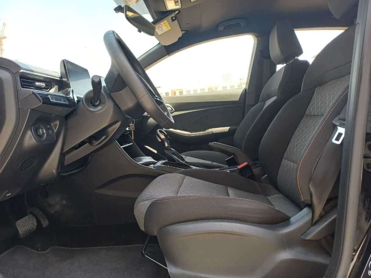 Car image 12