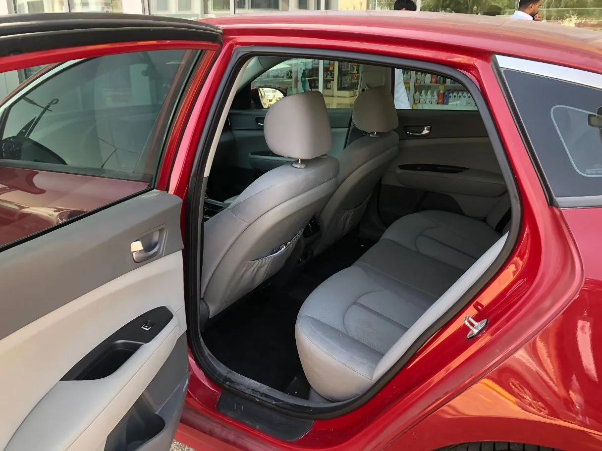 Car image 12