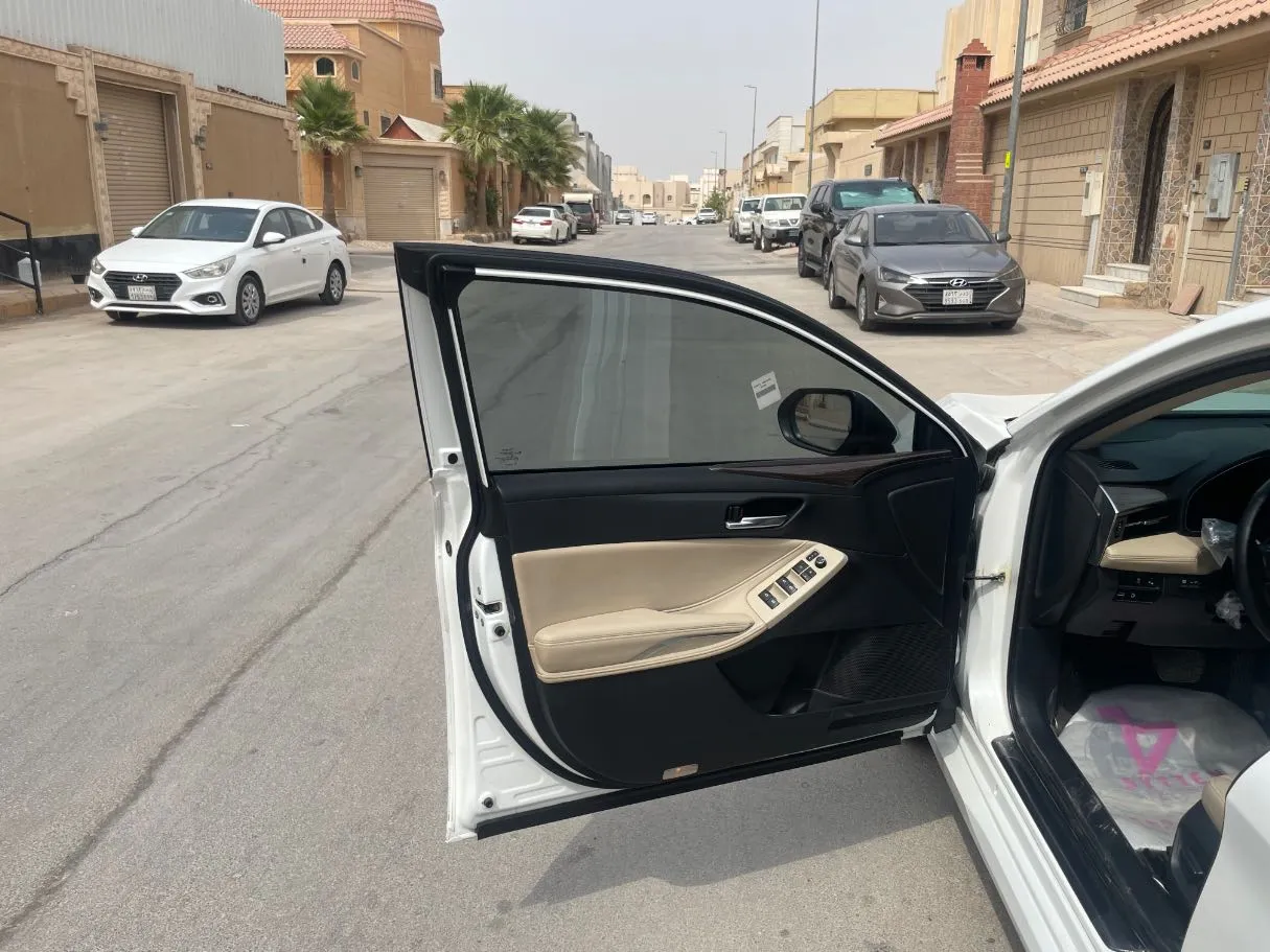 Car image 10