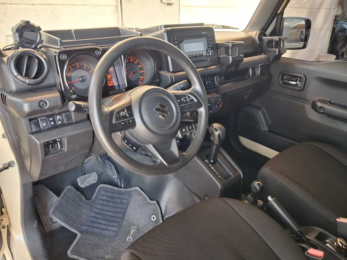 Car image 19