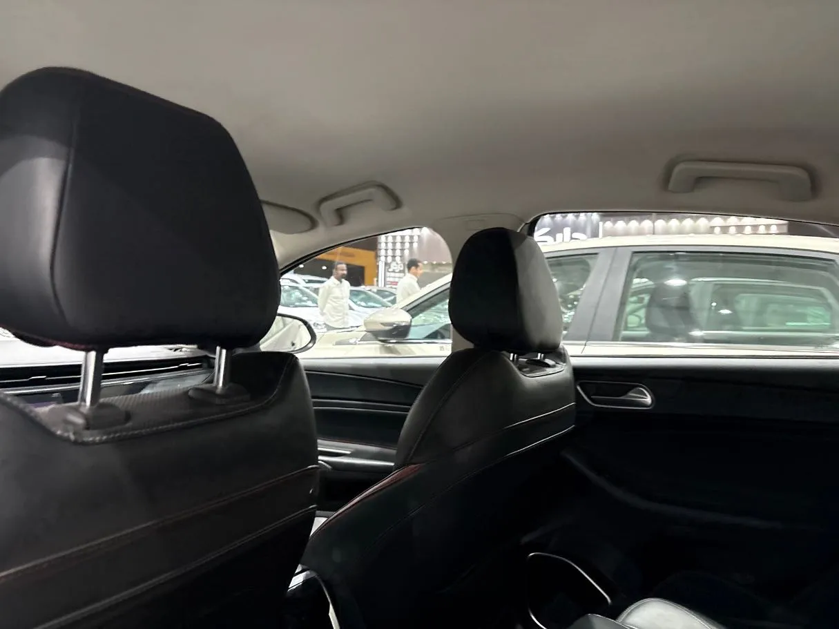 Car image 17