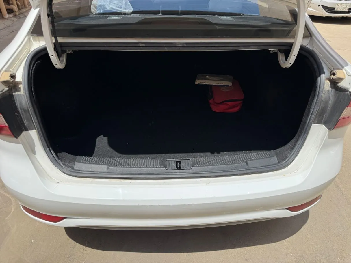 Car image 19