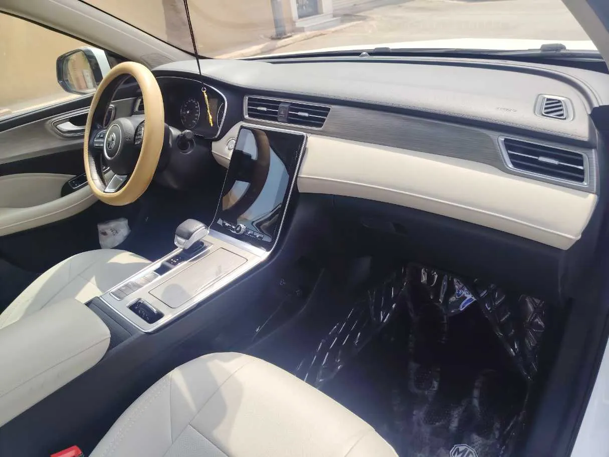 Car image 14