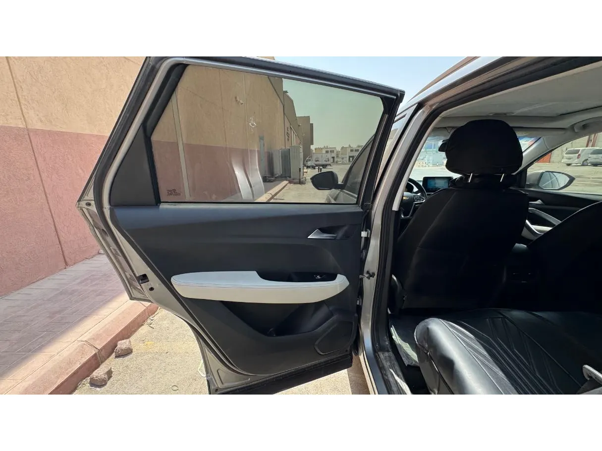 Car image 10
