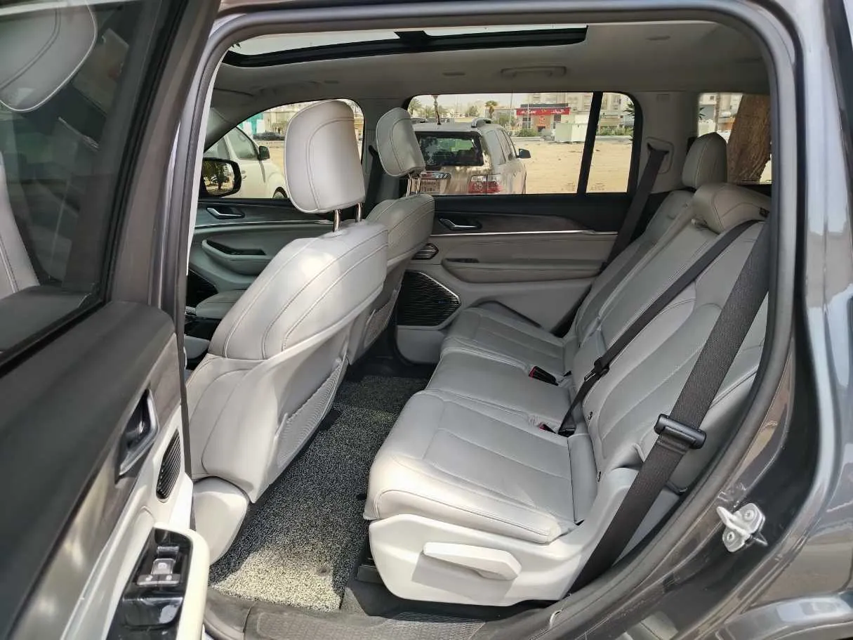 Car image 16