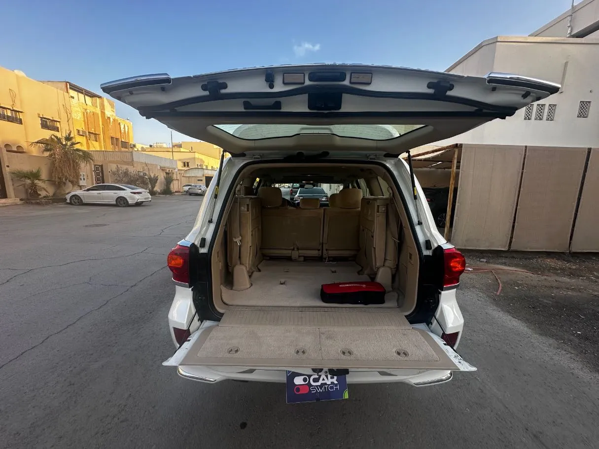 Car image 24