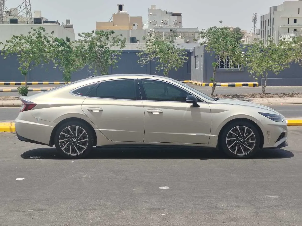 Car image 4