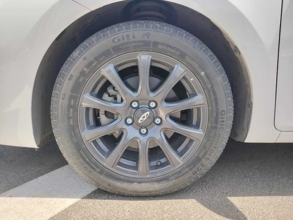Car image 8