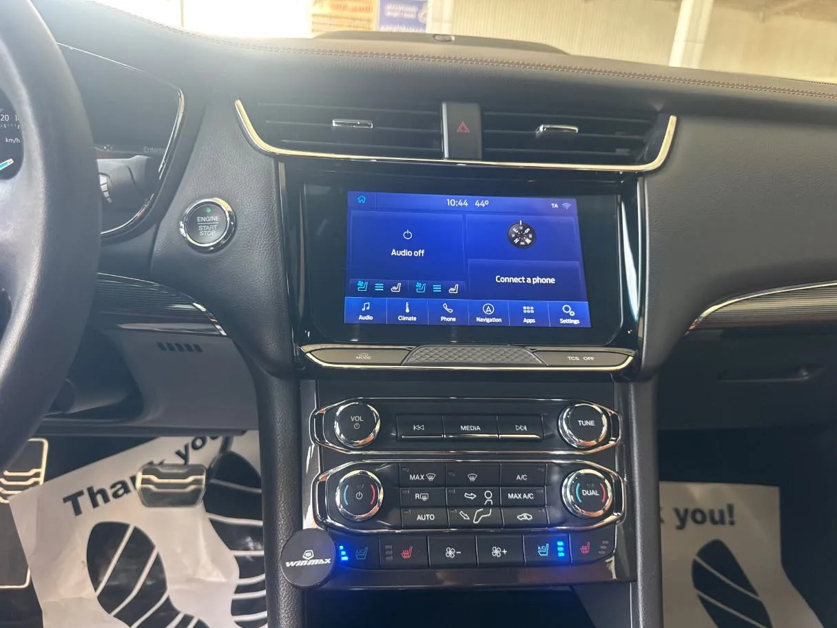 Car image 12