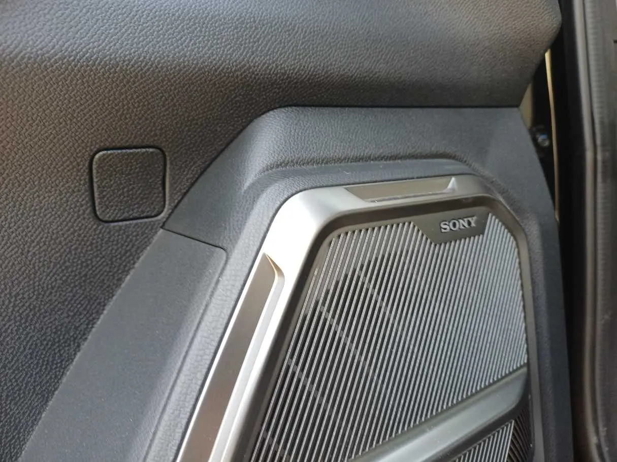 Car image 24